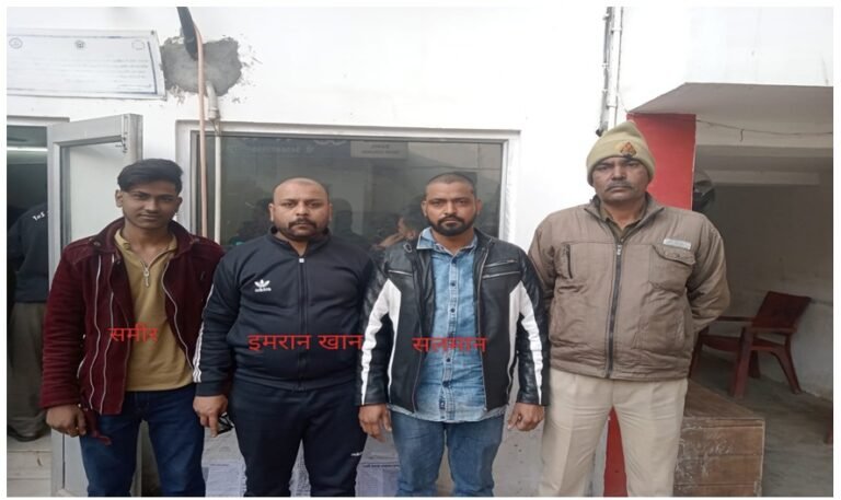 मेरठ में गंजे लग रहे गंजों को बाल आने की दवा, सैकडो की तादाद में पहुंचे गंजे रोड हुआ जाम,जाम में फांसी एम्बुलेंस