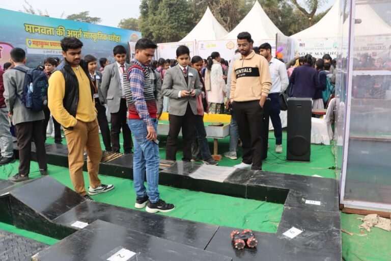 मेरठ महोत्सव : इनोवेशन, एंटरप्रेन्योरशिप और रोबोटिक्स के संग बच्चों ने सीखा नवाचार