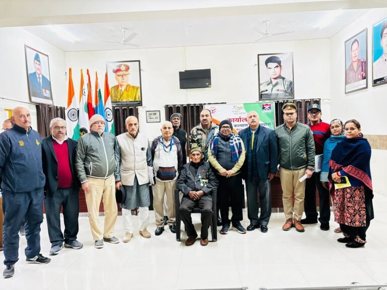 जिला सैनिक कल्याण एवॅ पुनर्वास कार्यालय मेरठ के मीटिंग हाल में आयोजित की गई जिला सैनिक बन्धु की बैठक