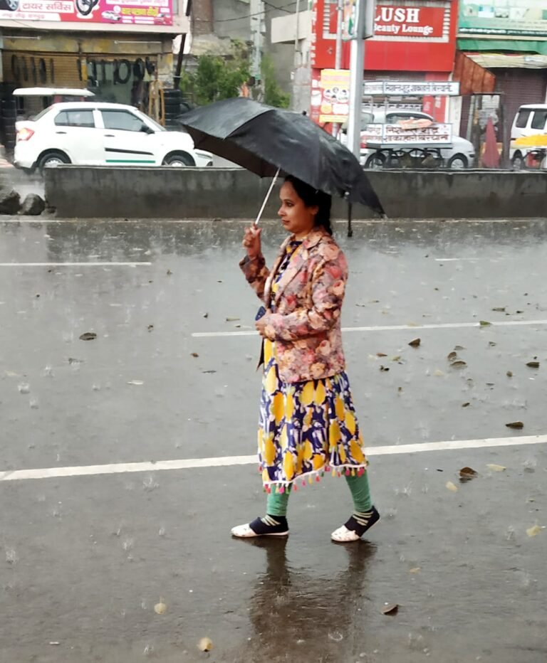 मौसम बदला बारिश नें बढाई ठंड