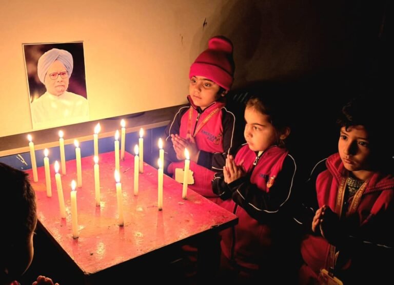अमेरिकन किड्स साकेत ने पूर्व प्रधानमंत्री डॉ मनमोहन सिंह को दी श्रद्धांजलि