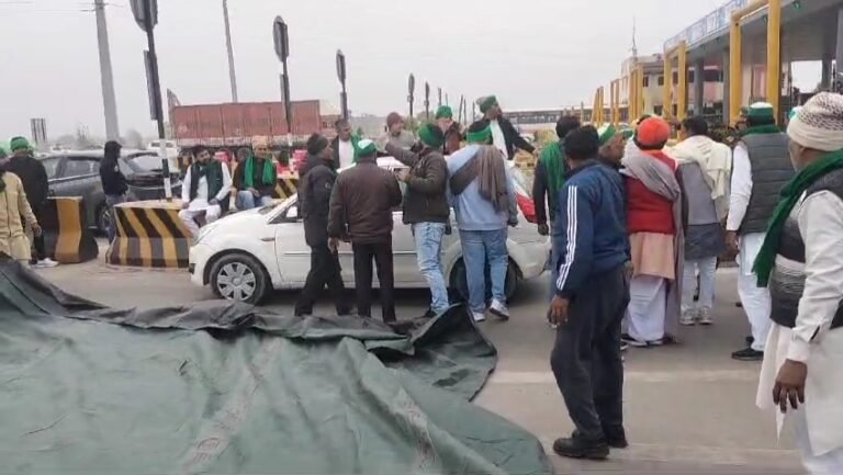 किसानों का नोएडा कूचः पुलिस ने भाकियू जिलाध्यक्ष समेत कार्यकर्ताओं को रोका, काशी टोल प्लाजा पर धरने पर बैठे