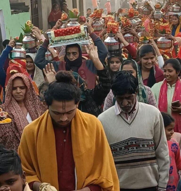 शिव महापुराण कथा का आयोजन कथा के शुभारम्भ पर निकाली गई कलश यात्रा