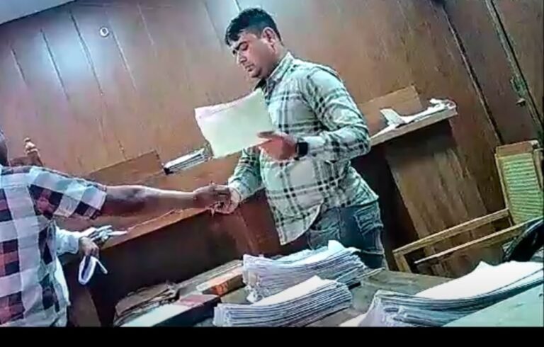 कमिश्नरेट गाजियाबाद में तैनात दो पुलिसकर्मियों पर गिरी गाज,