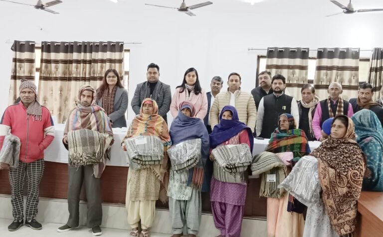 विधायक धर्मेश तोमर ने जरूरतमंदों को कंबल वितरित किये तो खिल गए चेहरे।