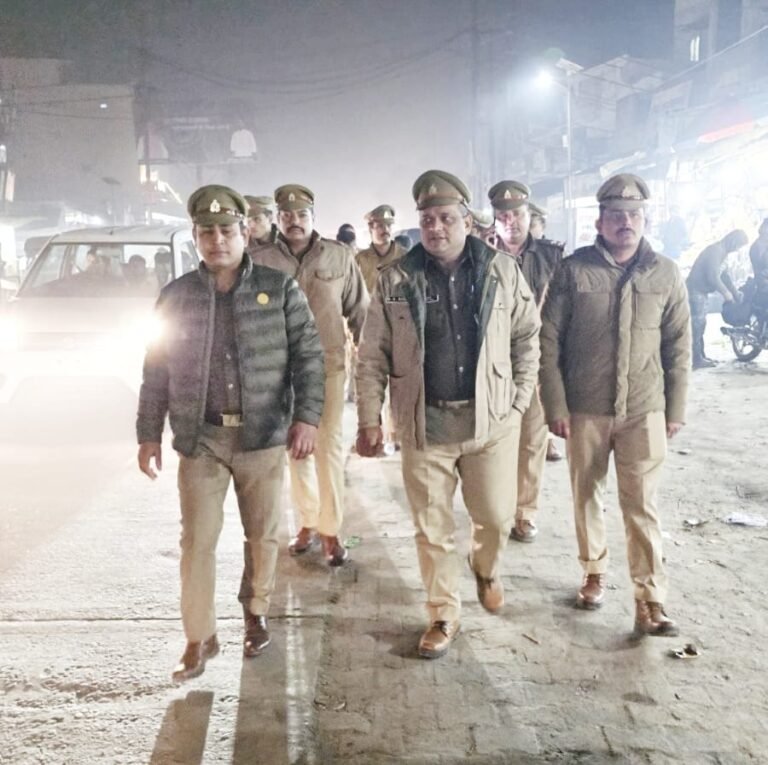 इंस्पेक्टर देवेन्द्र विष्ट ने पुलिस बल के साथ कस्बे में किया पैदल गश्त, कराया सुरक्षा का एहसास।