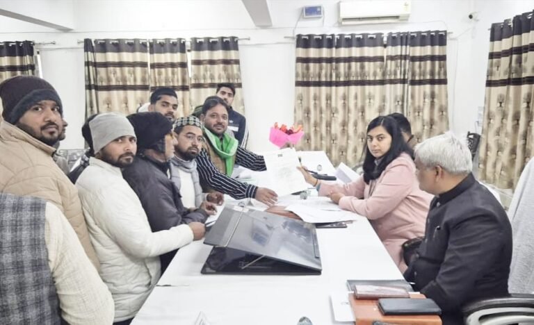 ओयो होटल बंद करने के लिए सम्पूर्ण समाधान दिवस में सौंपा ज्ञापन