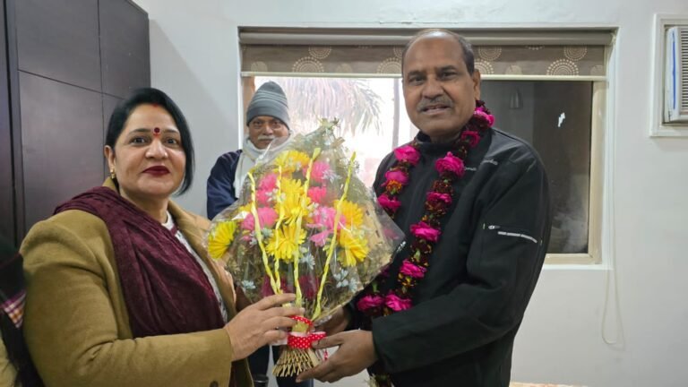 आर एस मानवाधिकार ट्रस्ट की राष्ट्रीय अध्यक्ष व पदाधिकारियों ने वक्फ बोर्ड के डायरेक्टर से की मुलाकात