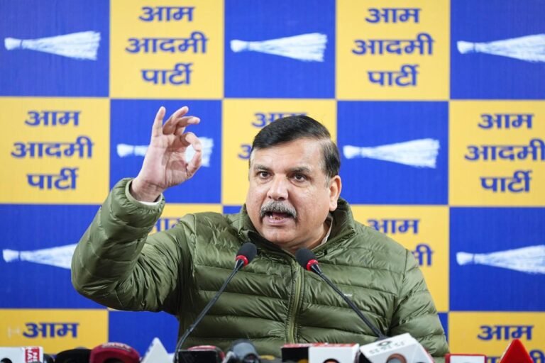 सीएम आतिशी के 80 वर्षीय वृद्ध पिता बीमार हैं और भाजपा वाले उनको गालियां दे रहे हैं, क्या उन्हें शर्म नहीं आती?- संजय सिंह