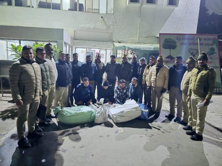 गाजियाबाद के एक रेस्टोरेंट में आबकारी विभाग का छापा छापेमारी के दौरान अवैध शराब बरामद कर कर्मचारियों किया गिरफ़्तार
