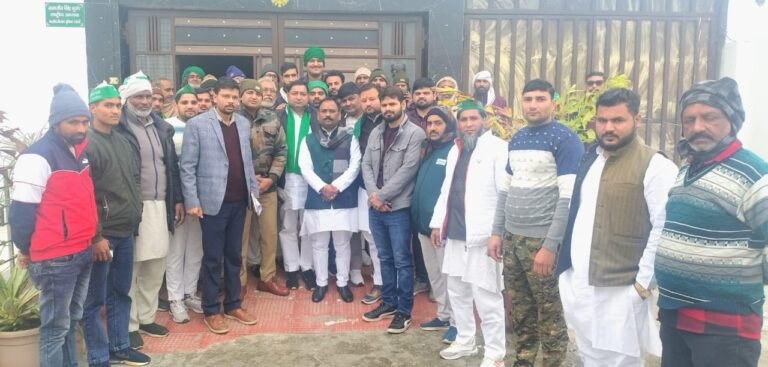 भाकियू संघर्ष नेता के आवास पर पहुंचे अधिकारी, आश्वासन के बाद धरना स्थगित