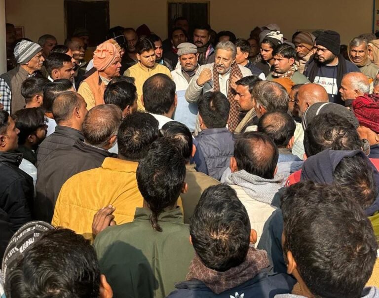 दर्जनों गाड़ियों के काफिले से सैकड़ो समर्थकों किसानों के साथ विधायक तहसील पहुंचे