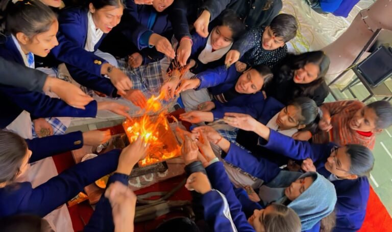 हैप्पी ब्लू बर्ड पब्लिक स्कूल में कक्षा 10 एवं कक्षा 12 के विद्यार्थियों कि आगामी बोर्ड परीक्षा की सफलता के लिए हवन यज्ञ का आयोजन किया