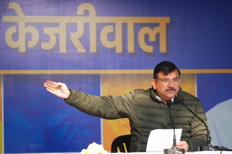 भाजपा के सांसदों से लेकर केंद्रीय मंत्री तक चुनाव आयोग की आंख में धूल झोंक रहे हैं- संजय सिंह
