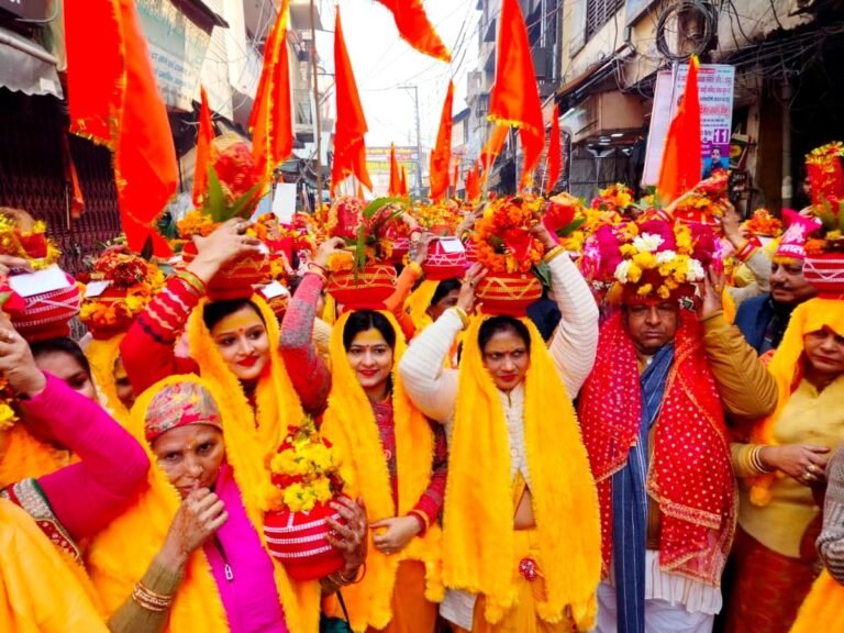 श्रीमद भागवत कथा सें पूर्व नगर में निकली कलश यात्रा