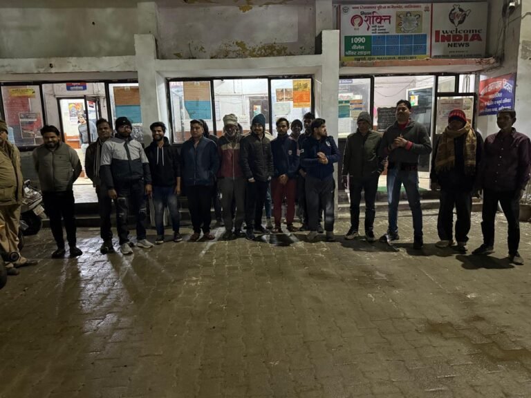 गाजियाबाद में खुलेआम शराब पीने वालों सावधान