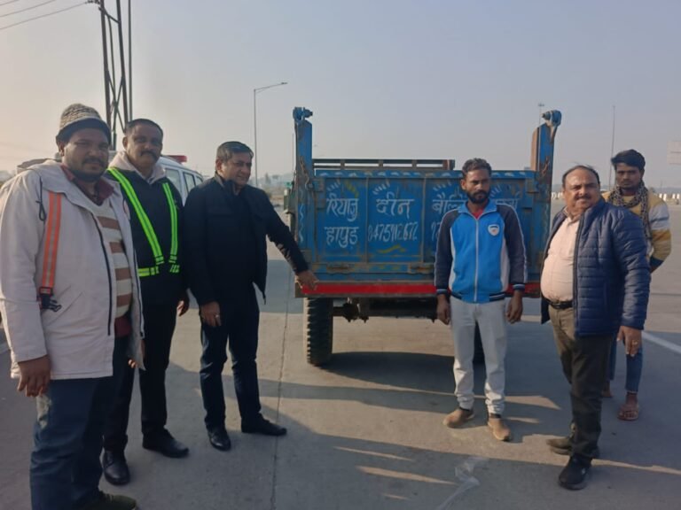 टोल प्लाजा पर चालकों को किया जागरूक