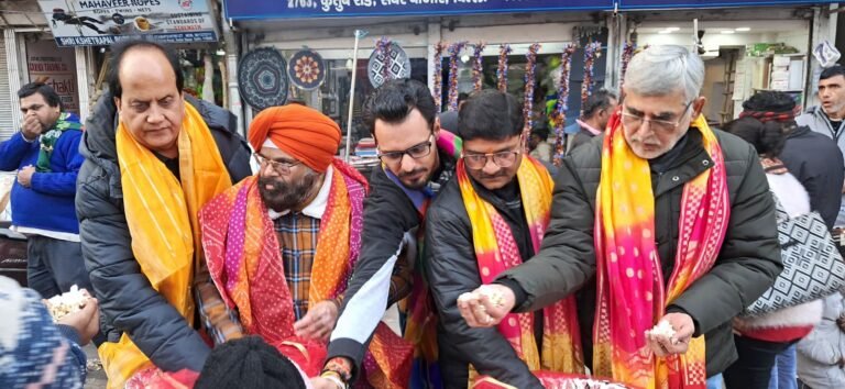 व्यापारियों में धूमधाम से मनाई लोहड़ी