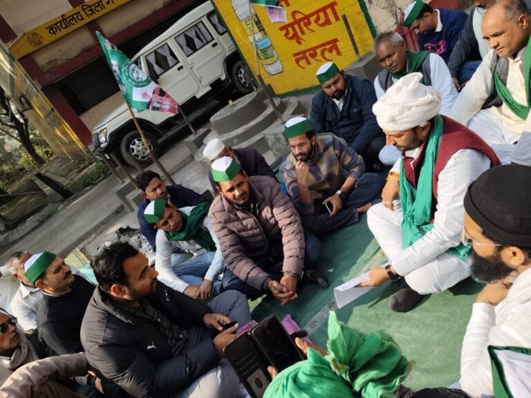 किसानों ने गन्ना अधिकारियों को घेरा, बकाया गन्ना भुगतान को लेकर।