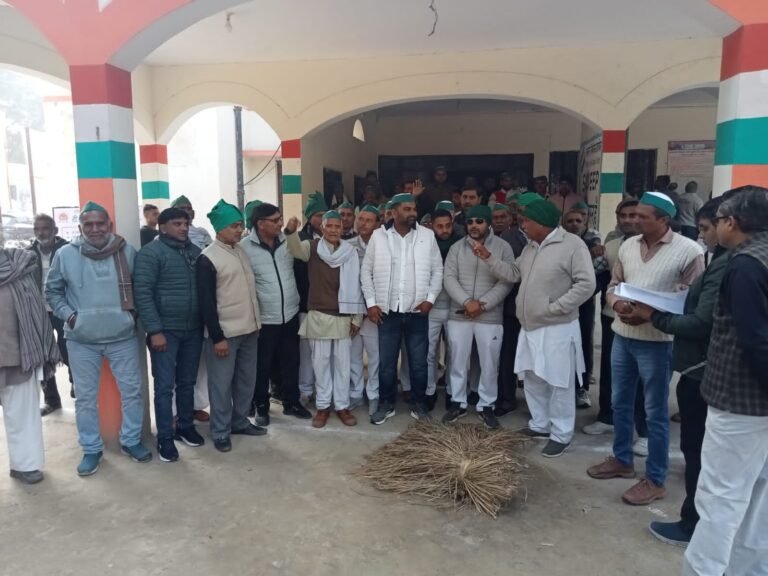 एसडीएम कार्यालय पर भारतीय किसान यूनियन द्वारा कृषि कानून की प्रतिया जलाकर विरोध प्रदर्शन किया