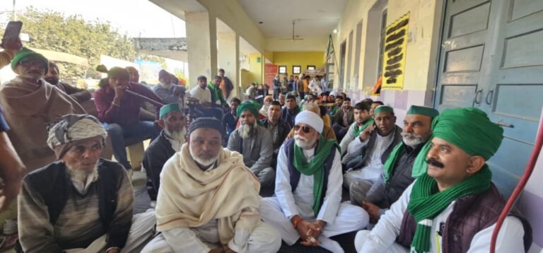 भाकियू ने केंद्र सरकार के तीन कृषि कानूनों की प्रति फूंकी