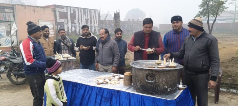 मकर संक्रांति के उपलक्ष में जगह-जगह वितरित की गई खिचड़ी