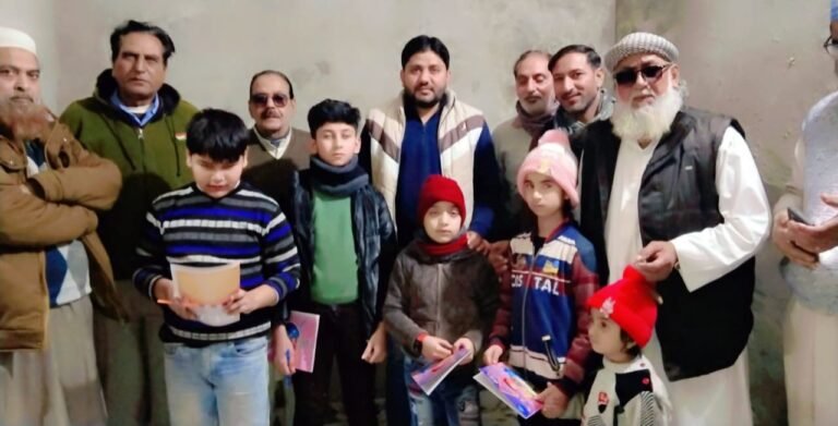 बाबा फरीद सेवा समिति ने महिलाओ को सूट, बच्चों को कॉपी पेंसिल व अन्य सामग्री वितरित की