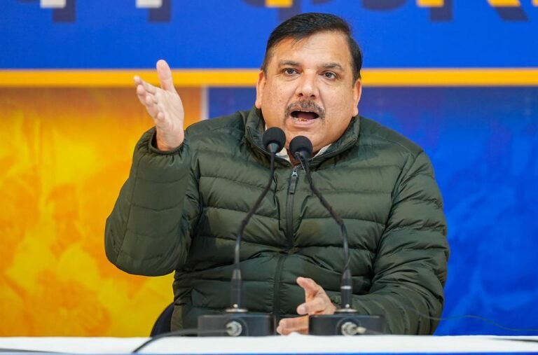 जैसे ही यह चर्चा शुरू हुई कि रमेश बिधूड़ी भाजपा के मुख्यमंत्री चेहरा हैं, उसके नेताओं के बीच झगड़े शुरू हो गए