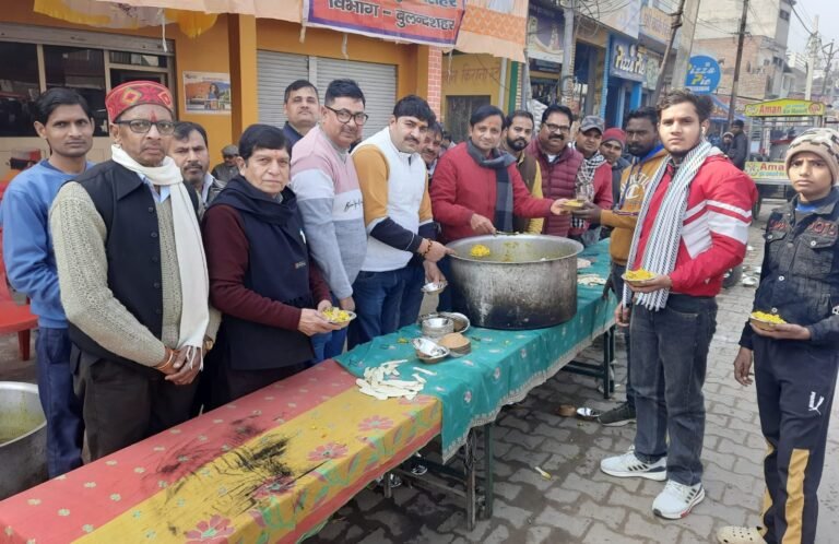 मकर संक्रांति के पर्व पर किया गया खिचड़ी के प्रसाद का वितरण