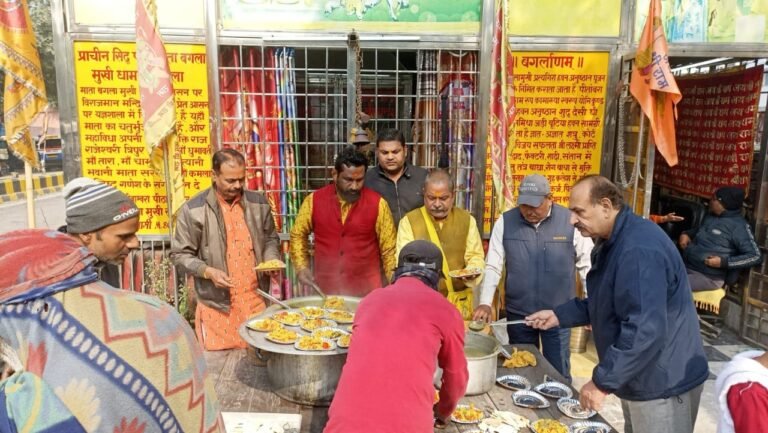 मकर संक्रांति पर मां बगलामुखी मंदिर साकेत में हुआ पूजन, अनुष्ठान व भंडारे का आयोजन