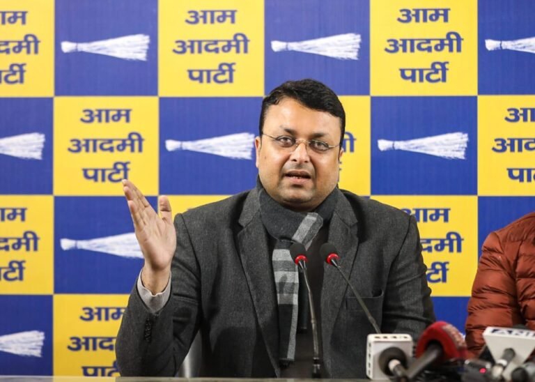 पूर्वांचल के रहने वाले भाजपा समेत सभी दलों के नेताओं को भी सामने आकर इस अपमान के खिलाफ बोलना चाहिए- संजय सिंह