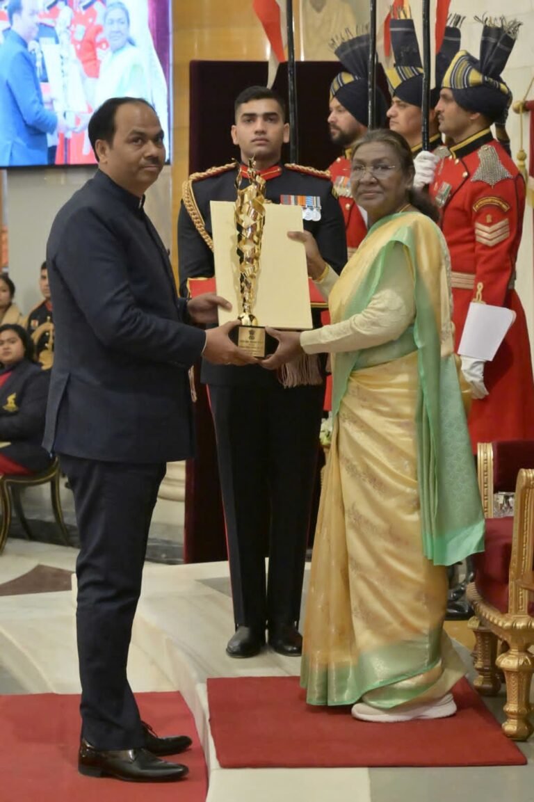 महामहिम राष्ट्रपति द्रौपदी मुर्मू  ने राष्ट्रपति भवन में किया सम्मानित