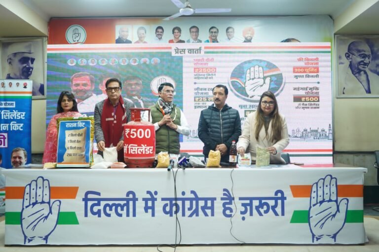 प्रधानमंत्री मोदी  और अरविन्द केजरीवाल  दोनो ने नूरा कुश्ती करके दिल्ली के हितो को फुटबाल बना दिया- पवन खेड़ा