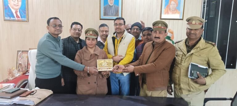 गुलावठी व्यापारियों ने थाना प्रभारी सुनिता मलिक को किया सम्मानित
