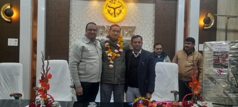 डीएम का स्थानांतरण होने पर कलेक्ट्रेट कर्मचारियों व अधिकारियों द्वारा विदाई समारोह का आयोजन किया गया