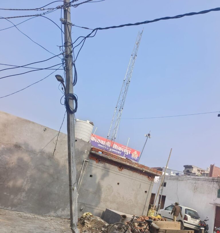 बीच से टूटा है बिजली का खंभा दुर्घटना की आशंका