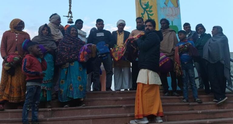 पुष्पावती पूठ में असहाय लोगों को कंबल वितरण किए गए।