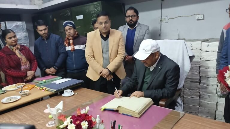 नवागत जिलाधिकारी ने जिला कोषाकर पहुंचकर किया कार्यभार ग्रहण
