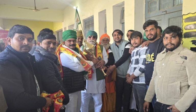 भाकियू का लगातार आठवें दिन भी सैकड़ों कार्यकर्ता धरने पर बैठे राहगीरों समेत वादकारियों को प्रसाद बांटा