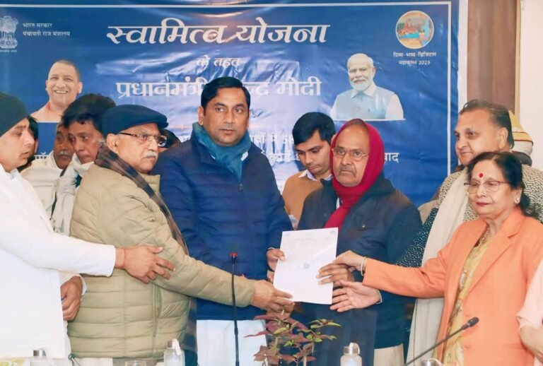 ऊर्जा राज्यमंत्री सोमेंद्र तोमर ने स्वामित्व योजना के लाभार्थियों को घरौनियों का किया वितरण