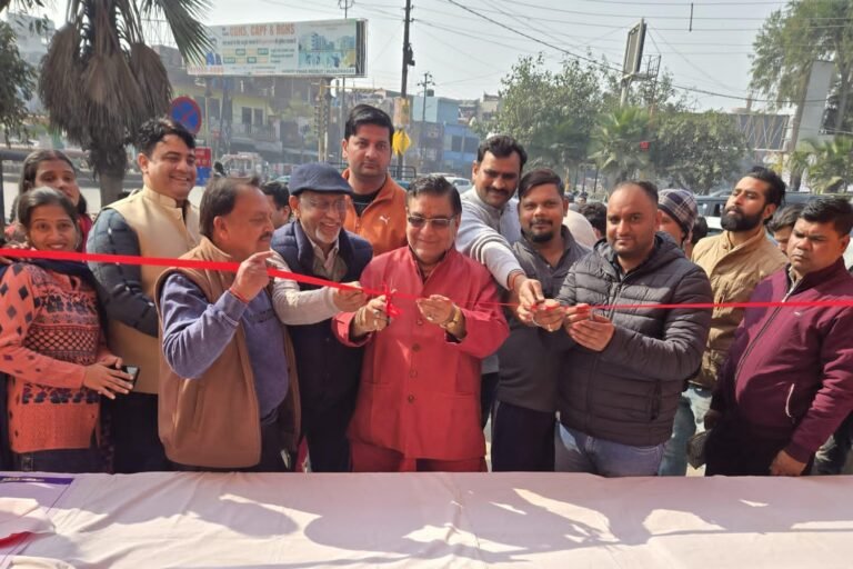 योगी फाउंडेशन ने किया 100 हेलमेटों का वितरण