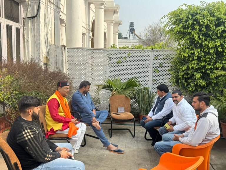 मन की बात कार्यक्रम सुनते कार्यकताओं के साथ — सांसद भोला सिंह