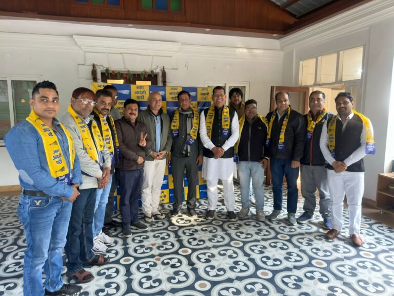 वरिष्ठ नेता मनीष सिसोदिया ने पटका और टोपी पहनाकर सभी लोगों का आम आदमी पार्टी में स्वागत किया