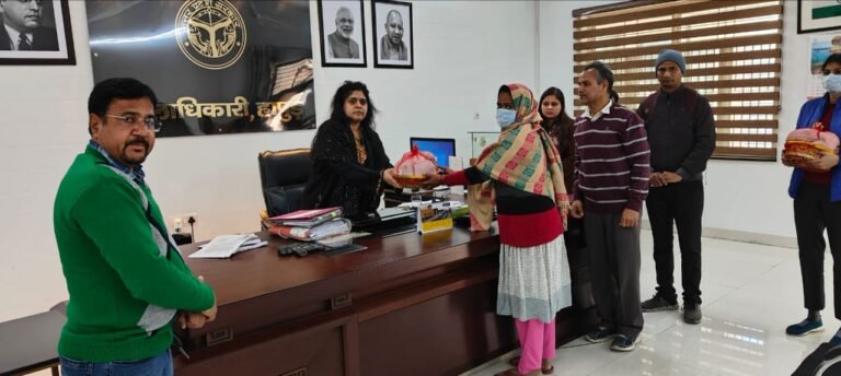 जिले में सभी अधिकारी टीबी रोगियों को गोद लें : डीएम