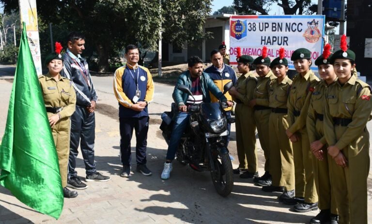 छात्र छात्रों को यातायात नियमों के तहत जागरूक किया