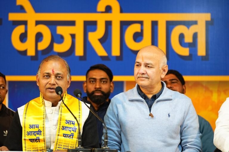 मालवीय नगर विधानसभा से भाजपा और कांग्रेस के कई नेता आम आदमी पार्टी में शामिल