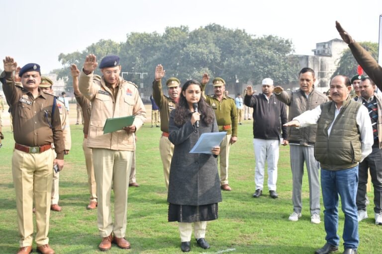 वाहन चालकों की जागरूकता हेतु पुलिस लाइन में मानव श्रृंखला बनाई गई