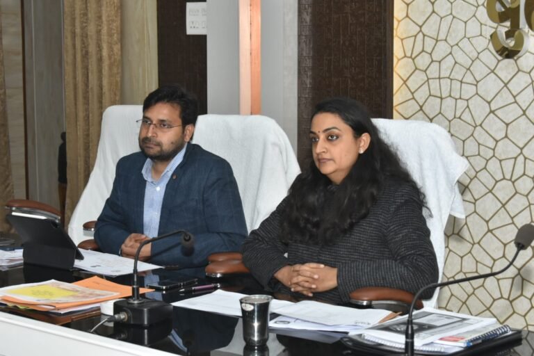 कलेक्ट्रेट  सभागार में जिलाधिकारी श्रुति की अध्यक्षता मे ग्राम्य  विकास विभाग,पंचायती राज विभाग,की समीक्षा बैठक संपन्न  हुई