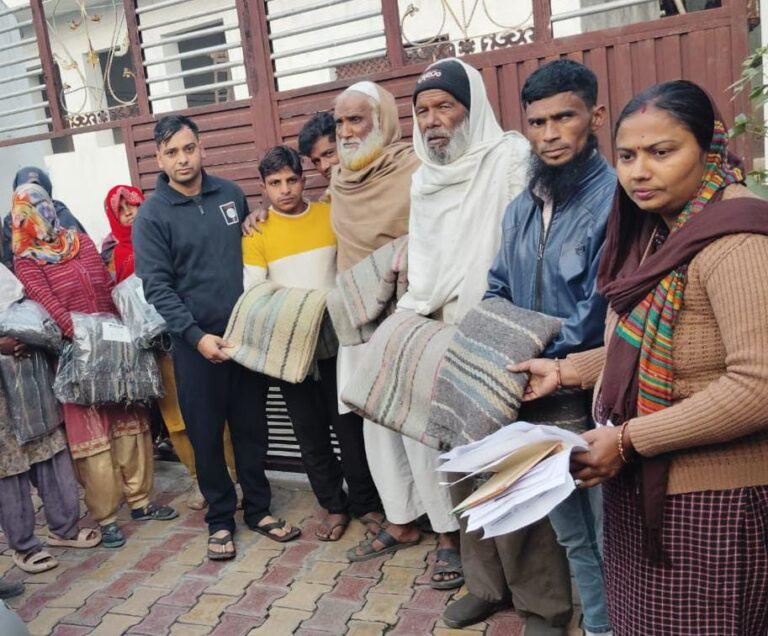 गरीब निराश्रितों को सर्दी से बचाव को कंबल मिले