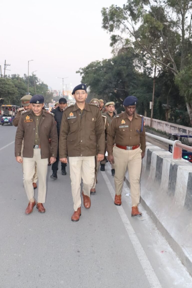 जनपद में सुरक्षा के दृष्टिगत वरिष्ठ पुलिस अधीक्षक द्वारा नगर क्षेत्र में पैदल गश्त व भ्रमण कर लिया गया जायजा